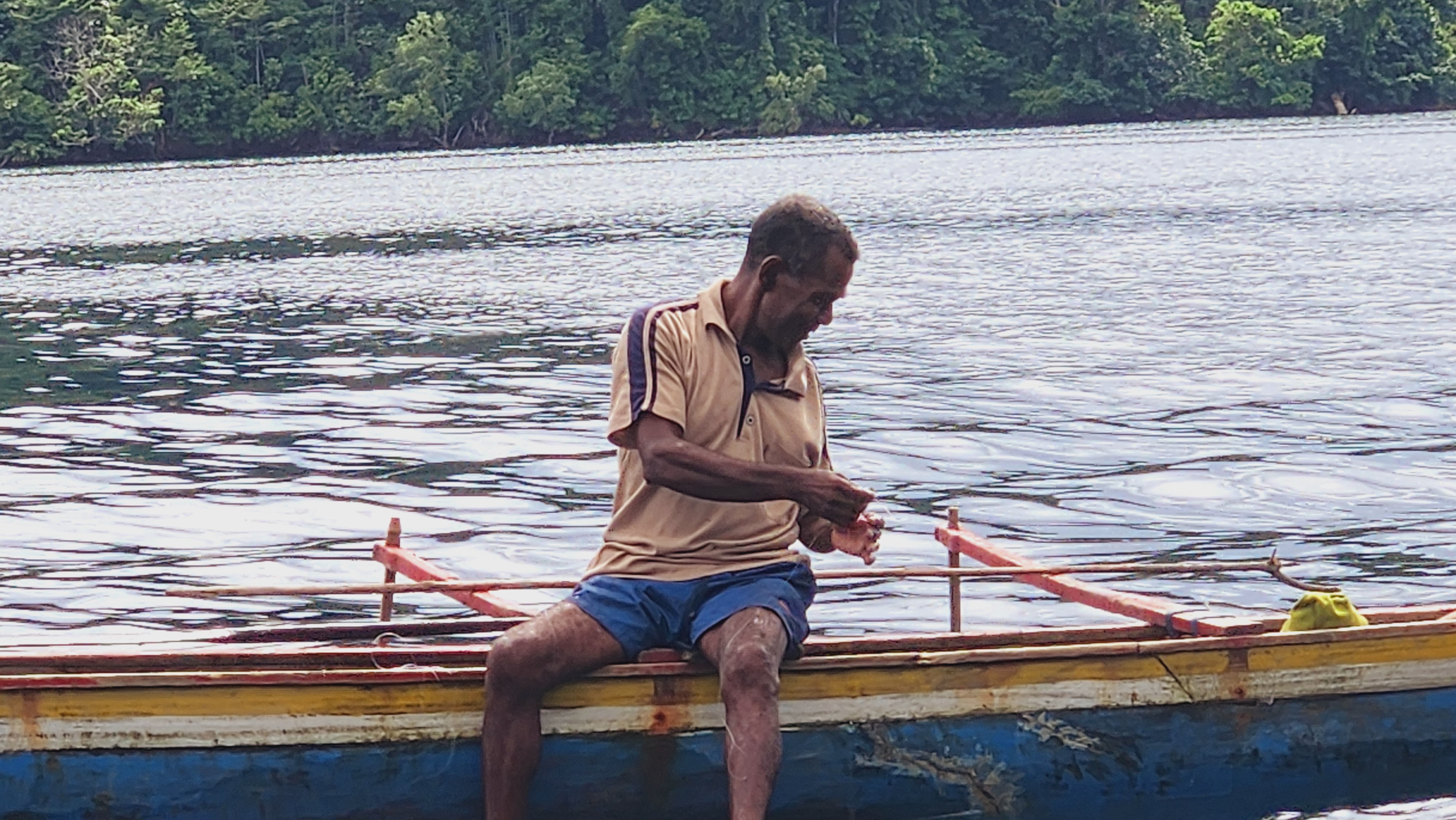 Nelayan tradisional penangkap ikan kakap dan kerapu di perairan sekitar Aisandami, menggunakan alat tangkap pancing ulur (handline) (10 Agustus 2024)